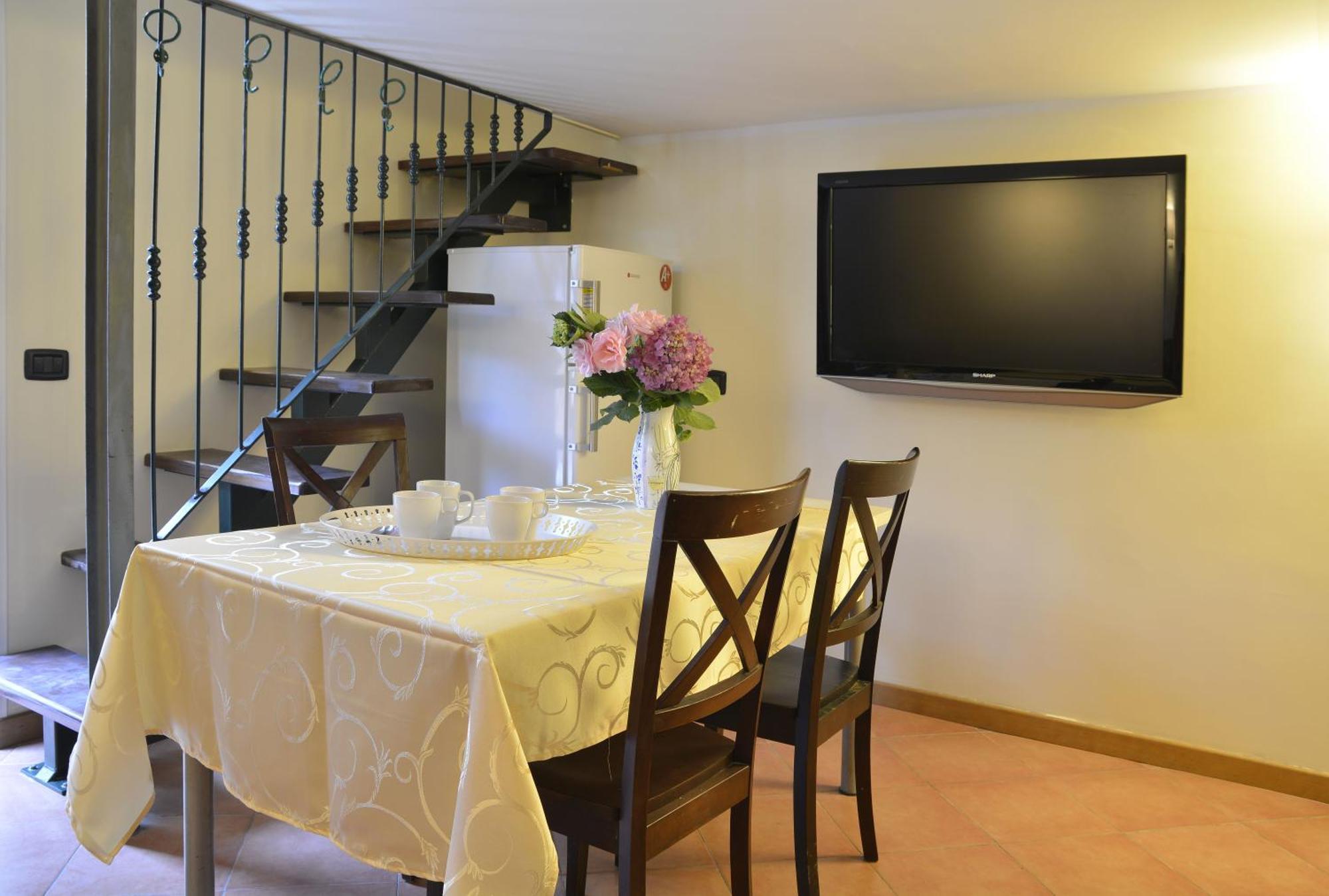 Gemelli Holidays -2 Easy Lofts, Groundfloor With Courtyard, Mezzanine Bedroom, Baby & Pet Friendly, Near Monte Mario Station Connecting To Center In 20 Minutes, 2 Steps From Bus, Groceries, Restaurants, Park, Cycle Path - Warm Guest Care In 4 Languag Dış mekan fotoğraf